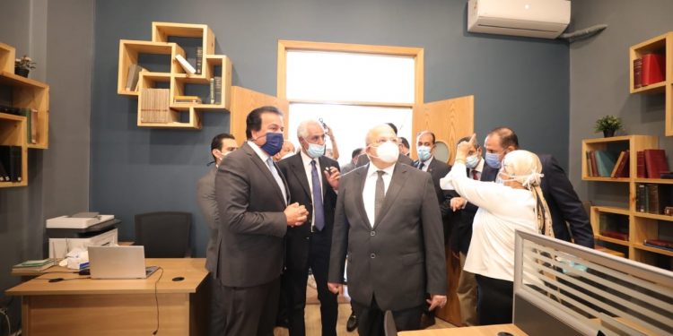 بتكلفة 40 مليون جنيه.. عبدالغفار و الخشت يفتتحان مجمع عيادات العناية بالمرأة بمستشفى النساء والتوليد بقصر العيني