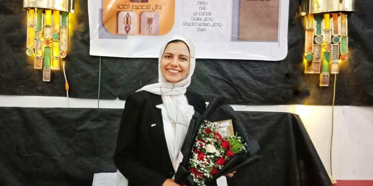 هاجر محمد عبدالشافي.. خريجة فنون تطبيقية بنها تحول إضاءات المباني إلى قطعة فنية
