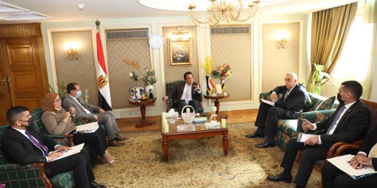 التعليم العالي تبحث زيادة المنح الدراسية للطلاب العراقيين في الجامعات المصرية