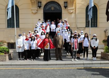 بالصور.. محافظ القاهرة يتفقد الرحلة السياحية للطلاب الأوائل والمتفوقين بالعاصمة