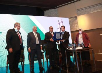 المؤتمر المجمع الثالث لأقسام الجلدية بكليات الطب يكرم رئيس جامعة الأزهر