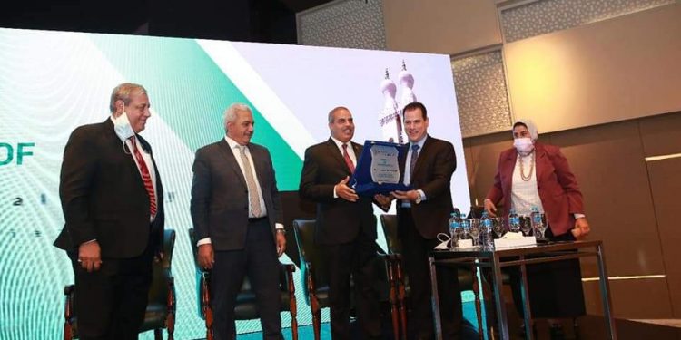المؤتمر المجمع الثالث لأقسام الجلدية بكليات الطب يكرم رئيس جامعة الأزهر