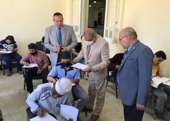 رئيس جامعة الأزهر يتفقد لجان امتحانات التصفية بكليات الدَّرَّاسة ويشدد على الإجراءات الاحترازية
