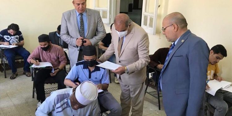 رئيس جامعة الأزهر يتفقد لجان امتحانات التصفية بكليات الدَّرَّاسة ويشدد على الإجراءات الاحترازية