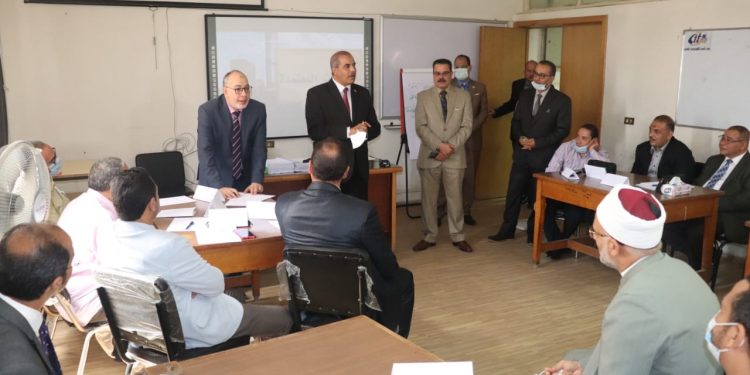 رئيس جامعة الأزهر يتفقد دورات الساعات المعتمدة للقيادات الأكاديمية وأعضاء هيئة التدريس