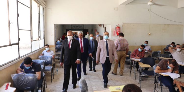 رئيس جامعة الأزهر يتفقد امتحانات الدراسات العليا بطب القاهرة