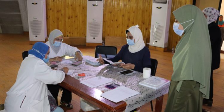 جامعة الأزهر تعلن تطعيم 1121 طالبا وطالبة بلقاح كورونا في يومها الثالث لبدء التطعيم