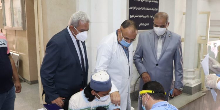 رئيس جامعة الأزهر يتفقد نقاط التطعيم بلقاح كورونا بقطاع كليات الدَّرَّاسة
