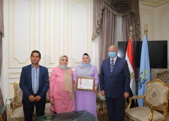 محافظ القاهرة يكرم طالبة لجهودها في تجميل أحد الشوارع