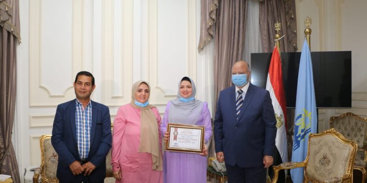 محافظ القاهرة يكرم طالبة لجهودها في تجميل أحد الشوارع