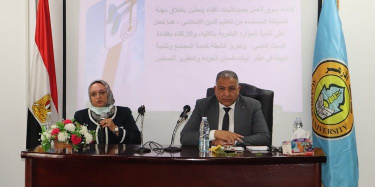 نائب رئيس جامعة الأزهر يعقد اجتماعًا مع عمداء فرع البنات ويحث الطالبات على التسجيل للحصول على لقاح كورونا