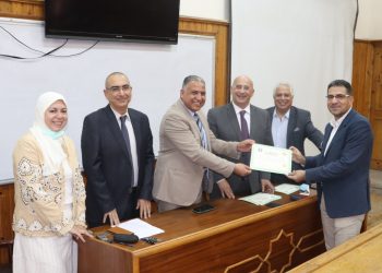 نائب رئيس جامعة الأزهر يكرم النماذج المضيئة بطب الأسنان لأدائهم المتميز والمشرف بمؤتمر: (إيجي هيلث)