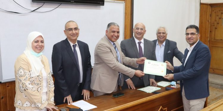 نائب رئيس جامعة الأزهر يكرم النماذج المضيئة بطب الأسنان لأدائهم المتميز والمشرف بمؤتمر: (إيجي هيلث)