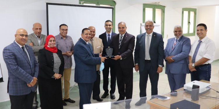 رئيس جامعة الأزهر يشهد تخريج الدفعة التاسعة للقيادات الأكاديمية بمركز التدريب والتطوير