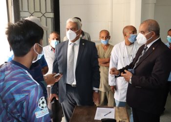 رئيس جامعة الأزهر يتفقد نقاط التطعيم بقطاع الدراسة ويحث الطلاب على سرعة تلقى لقاح كورونا