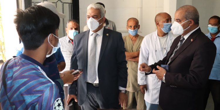 رئيس جامعة الأزهر يتفقد نقاط التطعيم بقطاع الدراسة ويحث الطلاب على سرعة تلقى لقاح كورونا