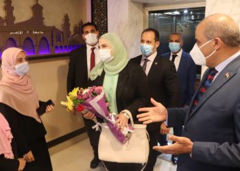 جامعة الأزهر تستقبل وزيرة التضامن الاجتماعي بالورود