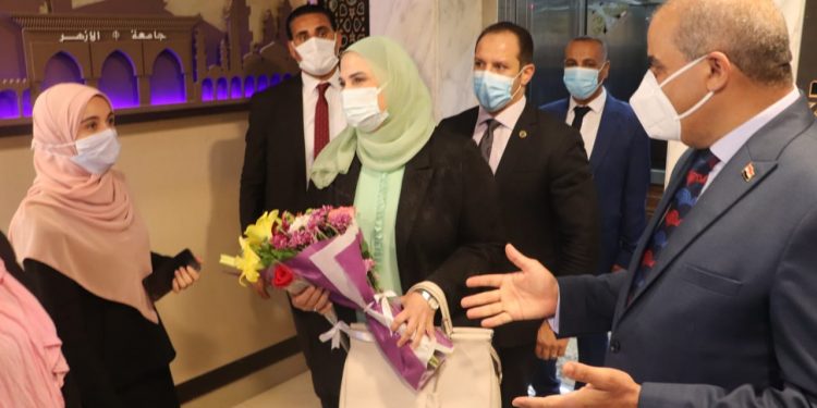 جامعة الأزهر تستقبل وزيرة التضامن الاجتماعي بالورود