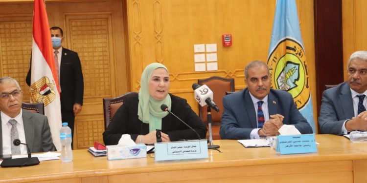 وزيرة التضامن الاجتماعى تفتتح وحدة للتضامن بجامعة الأزهر وتوافق على صرف 350 جهاز حاسب آلي ناطق لأصحاب