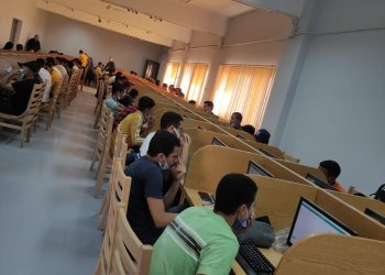 الطلاب المتقدمون للالتحاق بكلية اللغات والترجمة يؤدون اختبارات القدرات إلكترونيًّا