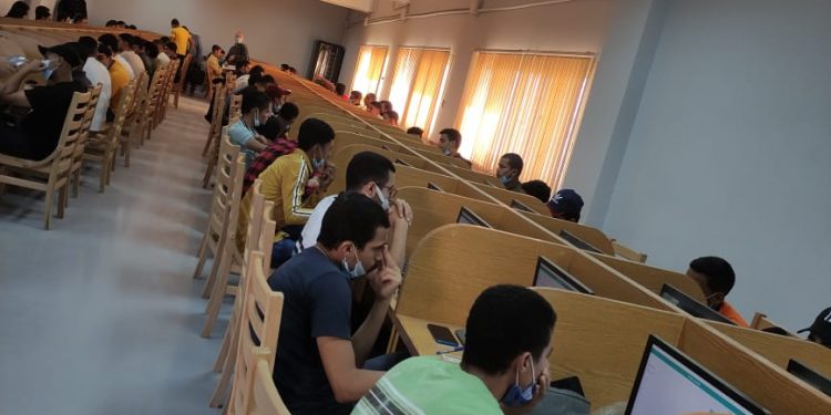 الطلاب المتقدمون للالتحاق بكلية اللغات والترجمة يؤدون اختبارات القدرات إلكترونيًّا