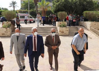 رئيس جامعة الأزهر يتفقد نقاط التطعيم ويشيد بجهود الطواقم الطبية