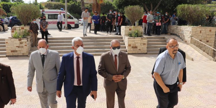 رئيس جامعة الأزهر يتفقد نقاط التطعيم ويشيد بجهود الطواقم الطبية