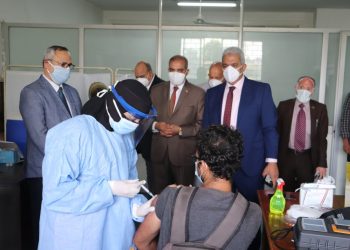 جامعة الأزهر تعلن تطعيم 2285 طالبا وطالبة بلقاح كورونا في اليوم الأول
