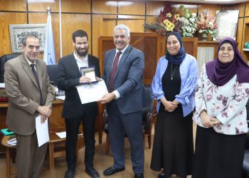 نائب رئيس جامعة الأزهر يكرم المبصرين بقلوبهم ويمنحهم درع الجامعة وشهادة تقدير