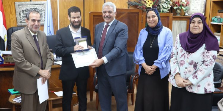 نائب رئيس جامعة الأزهر يكرم المبصرين بقلوبهم ويمنحهم درع الجامعة وشهادة تقدير