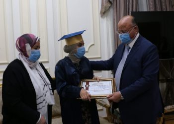 بشهادة تقدير و"لاب توب".. محافظ القاهرة يكرم بطلة الثانوية العامة