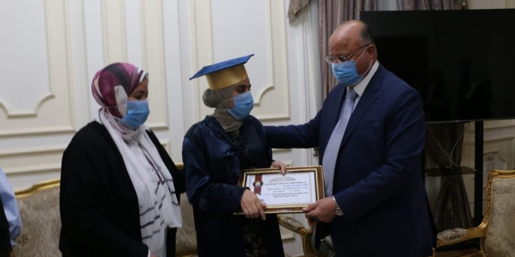 بشهادة تقدير و"لاب توب".. محافظ القاهرة يكرم بطلة الثانوية العامة