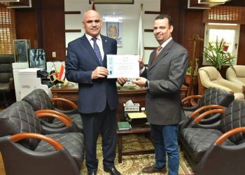 رئيس جامعة الأقصر يكرم عميد الفنون الجميلة لمشاركته في معرض فني بالأردن