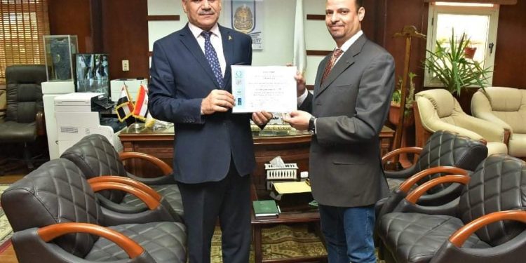 رئيس جامعة الأقصر يكرم عميد الفنون الجميلة لمشاركته في معرض فني بالأردن