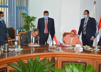 جانب من توقيع البروتوكول