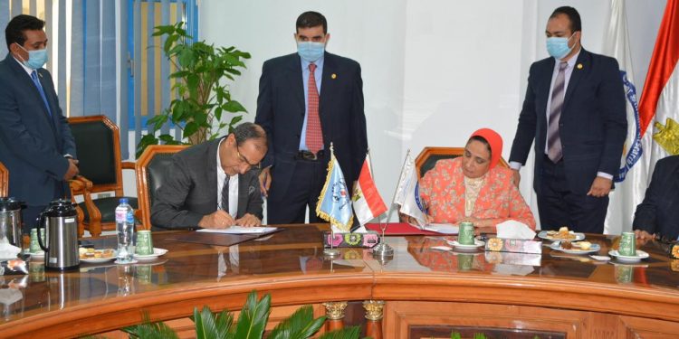 جانب من توقيع البروتوكول