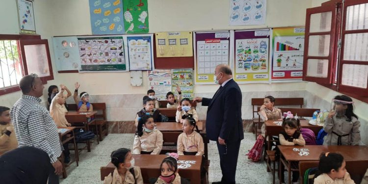 شاهد .. صورة على “فيس بوك” لطلاب الخانكة تتسبب في عزل مدير مدرسة