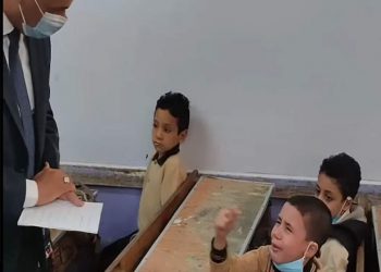 "أديني الواجب.. عاوز أروح".. فيديو بكاء طالب الدقهلية للمحافظ يغزو مواقع التواصل