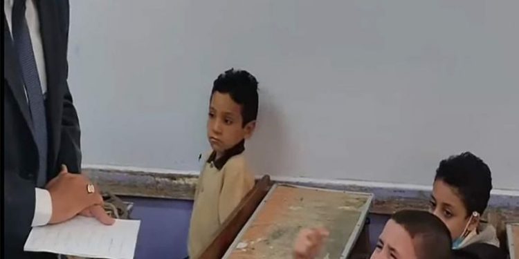 "أديني الواجب.. عاوز أروح".. فيديو بكاء طالب الدقهلية للمحافظ يغزو مواقع التواصل