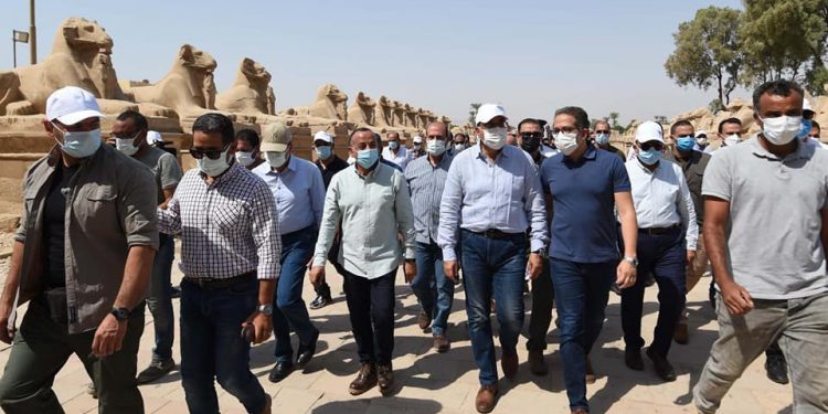 رئيس الوزراء يتابع أعمال الترميم بمعبد الكرنك وطريق الكباش