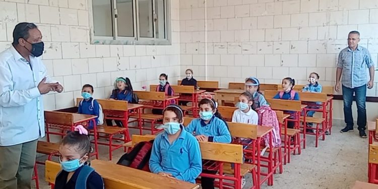 نكشف حقيقة رفع علم فرنسا بأحد مدارس دمياط بدلًا من العلم المصري