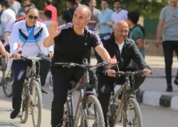 رئيس جامعة الزقازيق وأعضاء هيئة التدريس  يقودون الدراجات داخل الحرم الجامعي