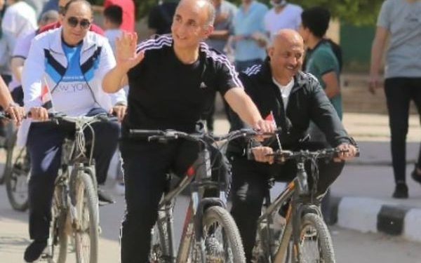 رئيس جامعة الزقازيق وأعضاء هيئة التدريس يقودون الدراجات داخل الحرم الجامعي