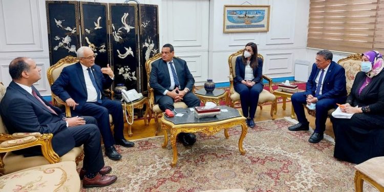 محافظ البحيرة يبحث تحويل مدرسة الحي المتميز بالنوبارية إلى مدرسة دولية