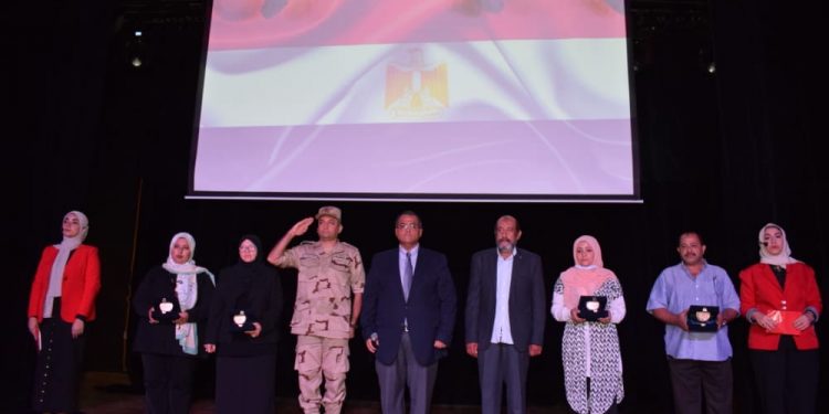 ضمن احتفالاتها بالذكرى 48 لانتصارات أكتوبر.. جامعة عين شمس تكرم عدد من أسر الشهداء