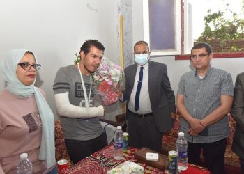 رئيس جامعة سوهاج يطمئن علي طبيب اعتدي عليه مرافقوا مريضة اثناء تأدية عمله