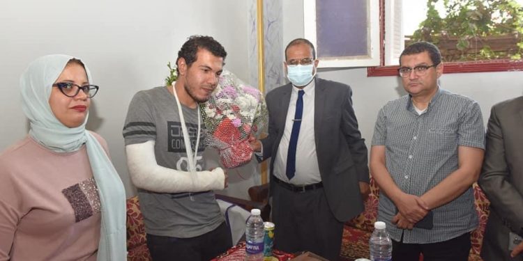 رئيس جامعة سوهاج يطمئن علي طبيب اعتدي عليه مرافقوا مريضة اثناء تأدية عمله