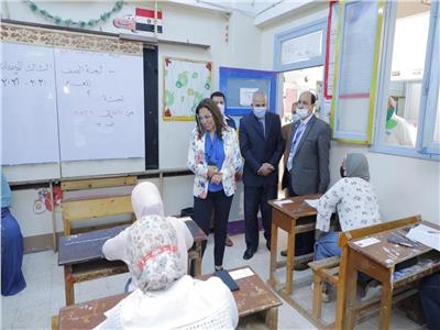مع إنطلاق العام الدراسى الجديد.. محافظ دمياط تتابع سير العملية التعليمية
