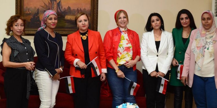 إعلام النهضة تكرم أم الشهيد البطل محمد مختار وعدد من الرموز العسكرية والفنية