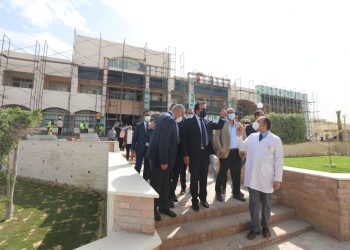 وزير التعليم العالي يتفقد أعمال تطوير وإنشاءات مستشفى الثدي